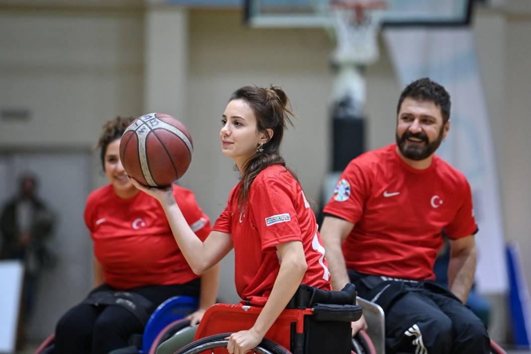 Ünlüler ve tekerlekli sandalye basketbolcuları, Dünya Engelliler Günü’nde dostluk maçında buluştu 9